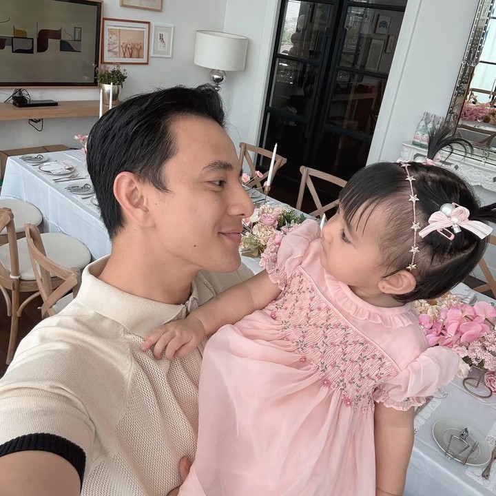 <p>Banyak netizen yang turut berbahagia dengan bertambahnya usia <em>baby</em> Brielle, Bunda. Mereka pun berdoa agar Si Kecil selalu diberikan kesehatan dan menjadi kebanggaan kedua orang tuanya. (Foto: Instagram: @billydavidson_)</p>
