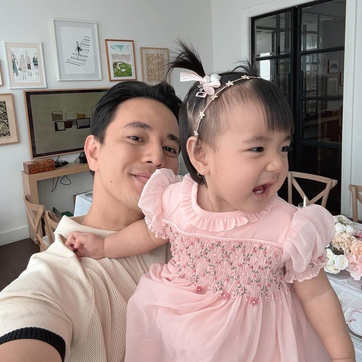 <p>"Selamat ulang tahun yang pertama untuk putri kecil kami! Melihatmu tumbuh menjadi bayi mungil yang menggemaskan adalah hadiah terindah dalam hidup kami. Semoga lebih banyak tawa, momen penting, dan kenangan penuh cinta. Kami mencintaimu tanpa henti! Selamat ulang tahun untuk putri kecilku. Aku sangat mencintaimu," tulis Billy dengan menyisipkan emotikon hati. (Foto: Instagram: @billydavidson_)</p>