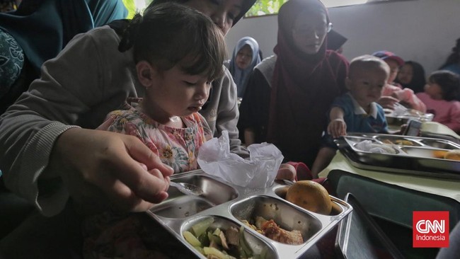 Menduk Bangga meninjau pelaksanaan program Makan Bergizi Gratis (MBG) untuk Kelompok 3B di Kampung KB Camperenik, Kecamatan Sukasari, Kota Bandung.