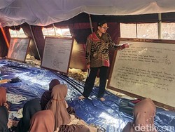 Pergerakan Tanah, dan Cerita Maria Desak-desakan Belajar di Tenda Sempit