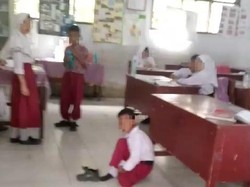 Murid SD Belajar di Lantai, Dirjen PAUD Dikdasmen: Yayasan yang Memberi Sanksi Guru