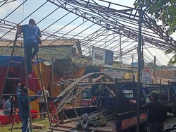 Langgar Ketertiban, Tenda Hajatan yang Tutup Jalan di Depok Dibongkar