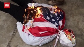 VIDEO: Warga Panama Bakar Bendera AS Menolak Terusan Dicaplok Trump
