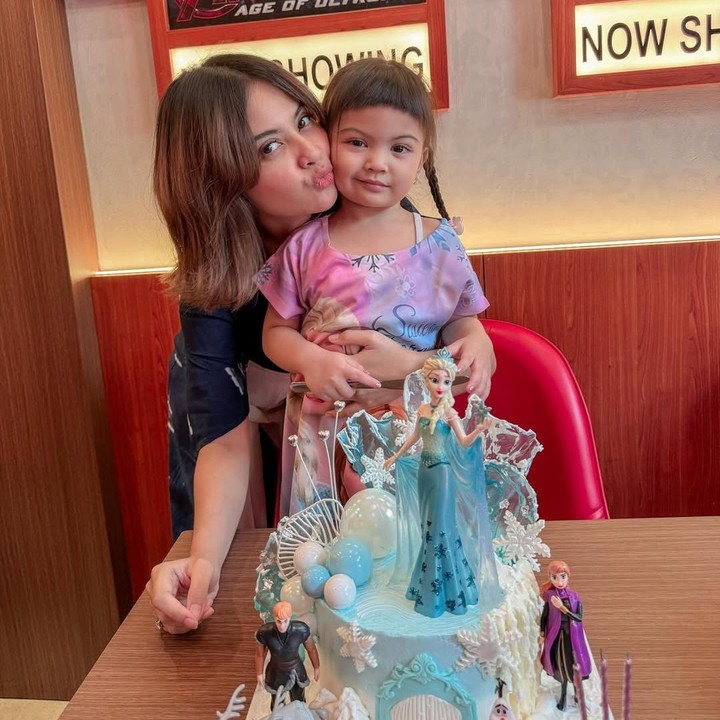 <p>Mantan anggota vokal T2, Tiwi, melahirkan anak keduanya, Aleia Abista Rahman, dengan metode <em>gentle birth</em> pada 11 April 2021. Tiwi melahirkan secara pervaginam dibantu oleh dokter dan bidan. Melalui metode ini, dia dapat melahirkan tanpa robek atau jahitan. (Foto: Instagram @tentangtiwi)</p>