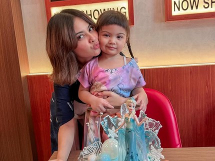 7 Potret Bunda Seleb yang Pernah Melahirkan dengan Metode Gentle Birth
