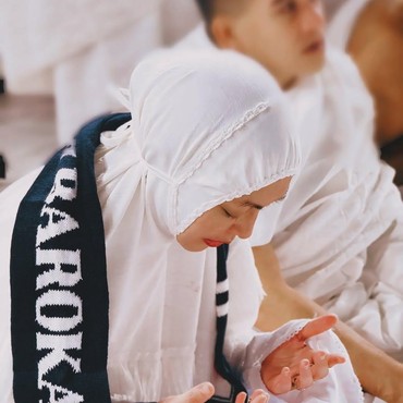 2 Artis Ini Bahagia Perdana Umrah usai Mualaf