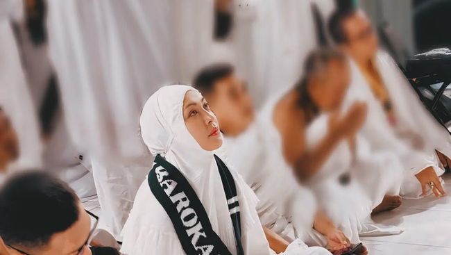 Terpopuler: 2 Artis Mualaf Perdana Umrah hingga Nasib Terkini Anak Nikmir