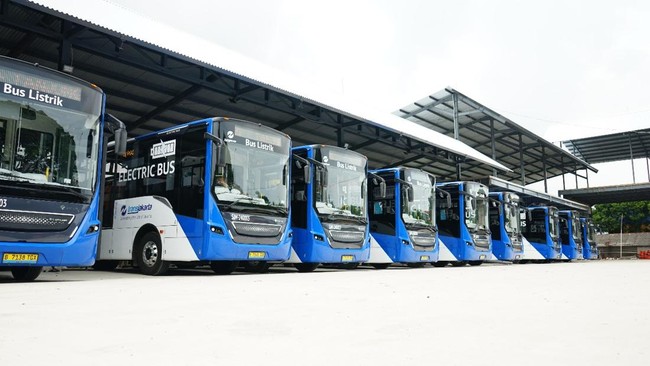 Transjakarta Masih Setop Layanan Seluruh 14 Rute Hari Ini Transjakarta masih menyetop seluruh operasional rute sejak kemarin malam hingga pagi ini. Seluruh 14 rute belum dapat melayani pelanggan.