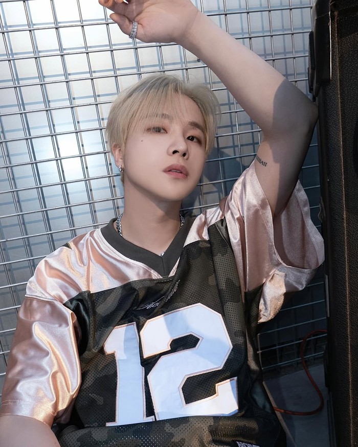 Dijadwalkan akan keluar dari wamil pada 19 April 2025 mendatang, Jay yang sebelumnya dikenal dengan nama panggung Jinhwan menjadi anggota iKON pertama yang mendaftar sekaligus mengakhiri masa wajib militernya./ Foto: instagram.com/gnani_____