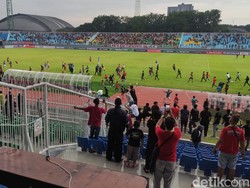 Laga Deltras FC vs Persibo Ricuh, Penonton Masuk Lapangan-Wasit Diamankan