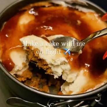 Demi Popularitas, Viral Wanita Nekat Buat Cheesecake di Pesawat