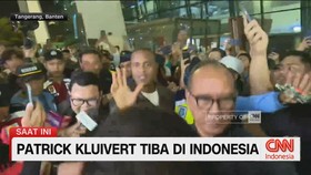 VIDEO: Detik-Detik Patrick Kluivert Tiba di Indonesia