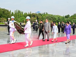 Momen PM Jepang Ishiba dan Istri Beri Penghormatan-Tabur Bunga di TMP Kalibata