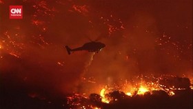 VIDEO: Momen Helikopter Pakai Bom Air Padamkan Kebakaran Los Angeles