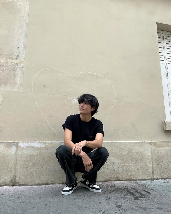 V BTS siap kembali menyapa fans pada 10 Juni 2025. RM pun akan menyelesaikan wamilnya di hari yang sama, disusul oleh Jimin dan Jungkook. Ini menjadi pertanda bahwa comeback BTS dengan formasi lengkap sudah semakin dekat!/ Foto: instagram.com/thv