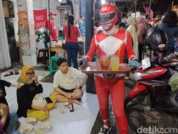 Video: Unik! Beli Bakso di Purwokerto Bakal Dilayani Power Rangers