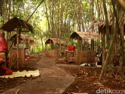 Pasar Tradisional Sunda Jadul: Jajan Surabi dan Es Goyobod Pake Koin Bambu