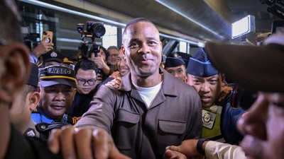 80-90-yillarning shaxsiy porno retro klassikalari, otmishning durdonalari Qora odam katta siki bilan eshakdagi qizni sikadi