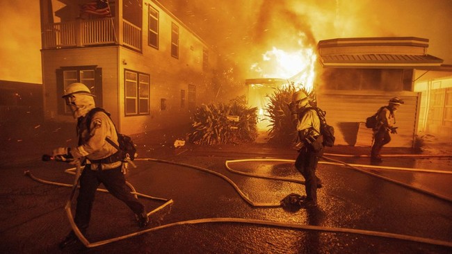 Sebanyak 105 ribu penduduk diperintahkan untuk mengevakuasi diri imbas kebakaran hutan yang melanda wilayah Palisades dan Eaton di Los Angeles, California.