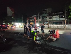 Relawan dan Polisi Sidoarjo Bersatu Tambal Jalan Berlubang