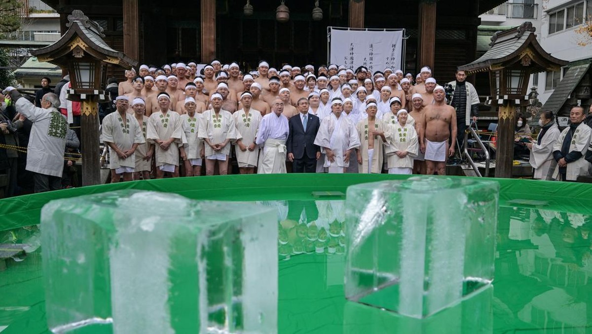 FOTO: Ritual Mandi Air Es di Jepang Sambut Tahun Baru