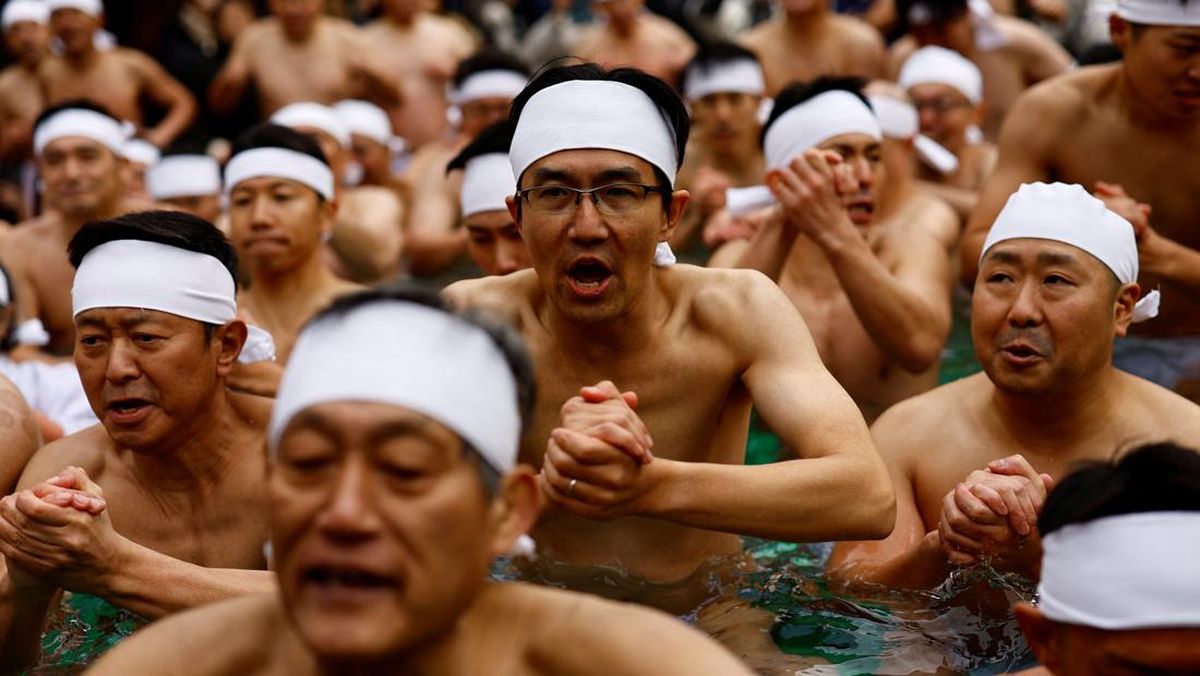 FOTO: Ritual Mandi Air Es di Jepang Sambut Tahun Baru