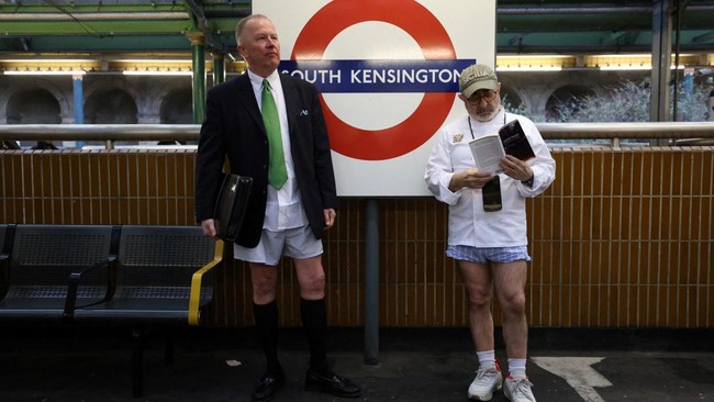 FOTO: 'No Trousers Tube Ride', Warga London Naik Kereta Tanpa Celana