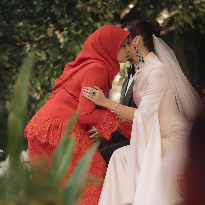 <p>Dato' Sri Meer Sadik Habib, yang tak lain adalah ayah mertua perempuan 32 tahun ini, juga mengunggah momen resepsi itu di akun Instagram pribadinya dengan <em>caption</em> manis untuk anak dan menantunya. (Foto: Instagram@meer.habib)</p>