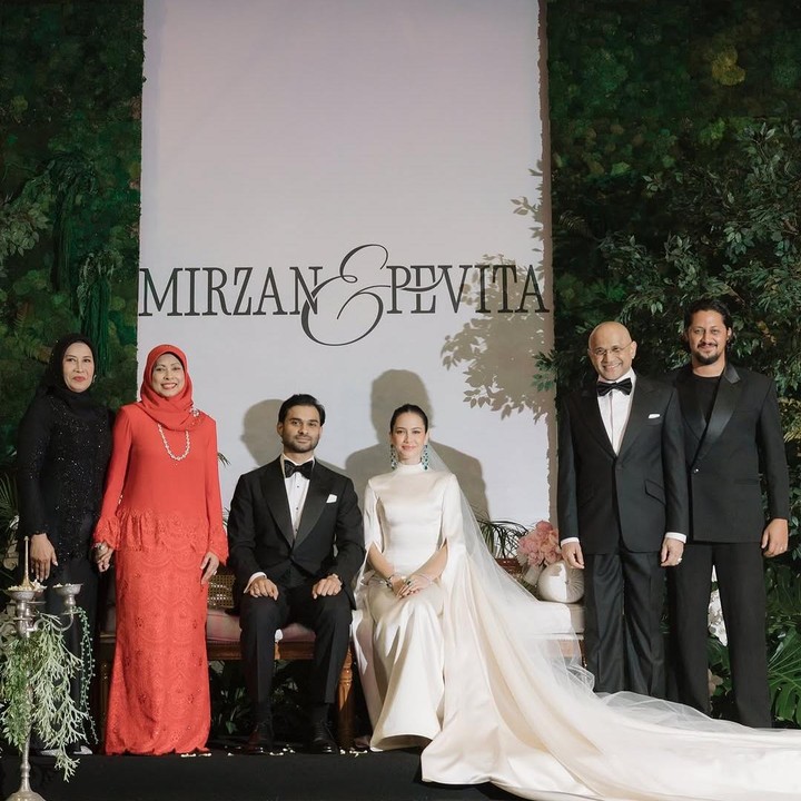<p>Resepsi pernikahan Pevita dan sang suami diselenggarakan di Kuala Lumpur, Malaysia. Momen itu diketahui langsung melalui beberapa potret yang diunggah oleh sang aktris dan keluarganya di media sosial. (Foto: Instagram@meer.habib)</p>