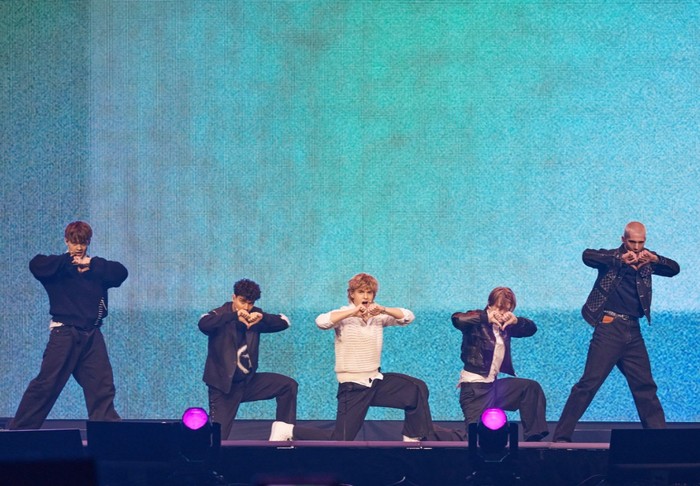 British Boy group kolaborasi SM Entertainmet dan Moon&Back Media, dearALICE yang akan debut Februari mendatang juga berkesempatan tampil membawakan lagu ‘Ariana’./ Foto: soompi.com