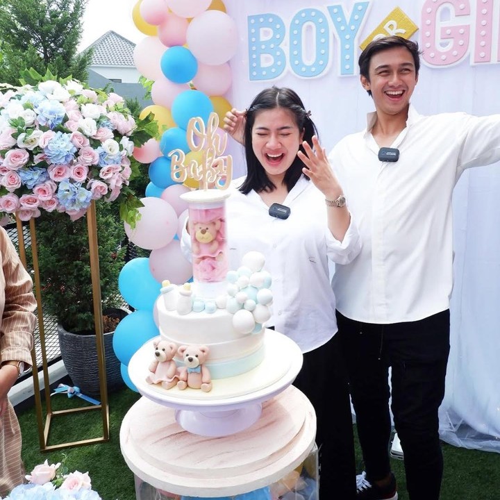 <p>Pasangan artis Felicya Angelista dan Caesar Hito mengadakan <em>gender reveal</em> yang sederhana dengan konsep <em>outdoor</em> saat hamil anak pertama. Keduanya fokus pada dekorasi acara yang didominasi warna merah muda dan biru muda. Felicya dan suami dikaruniai anak pertama perempuan bernama Graziella Bible Emmanuela pada 9 November 2021. Setahun kemudian, anak kedua mereka Zefanya Graneth Emmanuela lahir. (Foto: Instagram @felicyangelista_)</p>