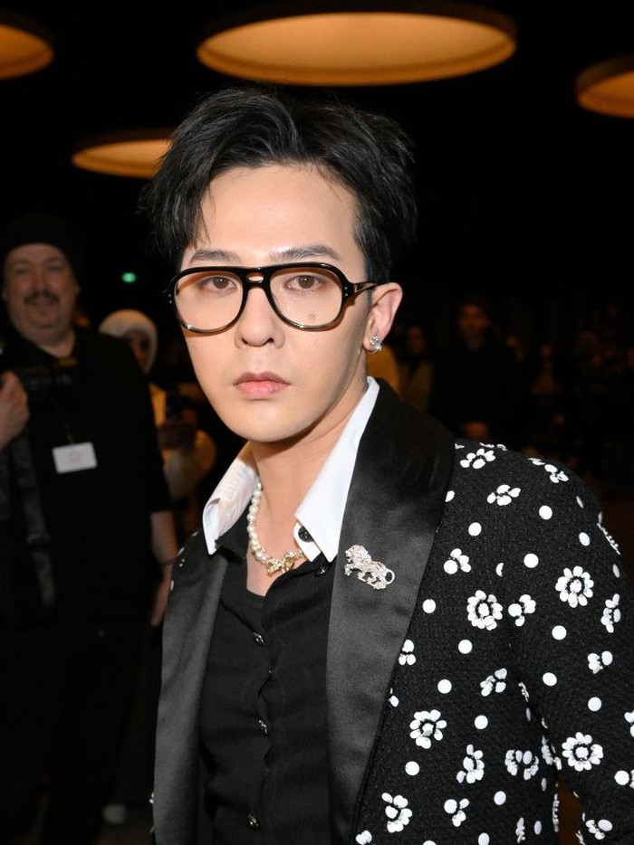 PARIS, FRANCE - JANUARY 24: (EDITORIAL USE ONLY - For Non-Editorial use please seek approval from Fashion House) G-Dragon attends the Chanel Haute Couture Spring Summer 2023 show as part of Paris Fashion Week  on January 24, 2023 in Paris, France. (Photo by Stephane Cardinale - Corbis/Corbis via Getty Images)