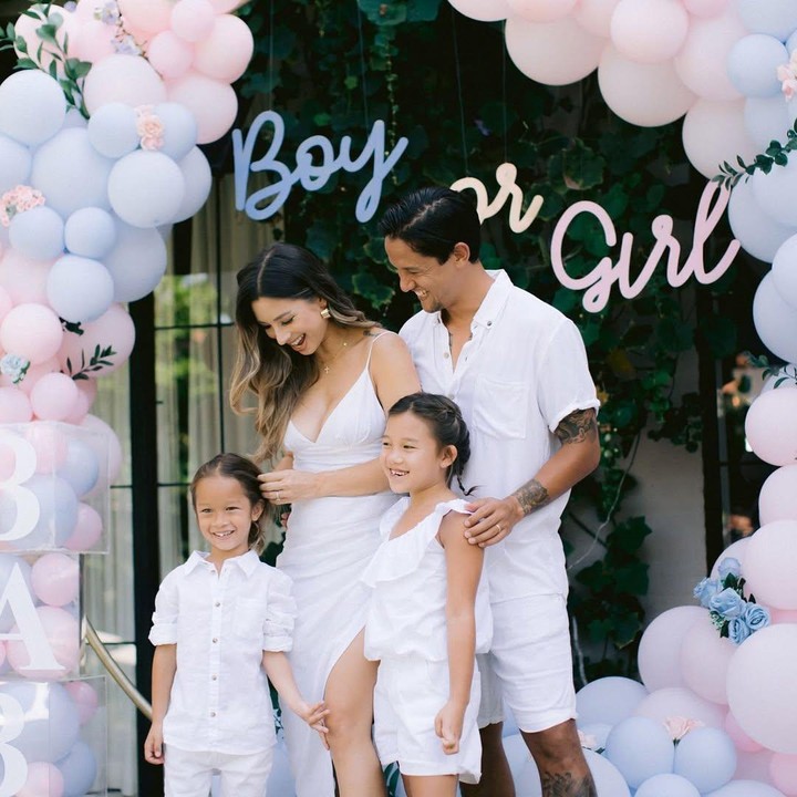 <p>Bunda empat anak Jennifer Bachdim juga memilih tema <em>outdoor</em> untuk<em> gender reveal</em> kehamilan ketiganya pada tahun 2020. Istri Irfan Bachdim ini kompak mengenakan pakaian bernuansa putih di acara ini. Jennifer dan sang suami memilih tempat terbuka di kawasan Bali dengan halaman luas nan hijau. Keduanya juga menggunakan dekorasi yang didominasi balon berwarna merah muda dan biru muda. (Foto: Instagram @ibachdim)</p>