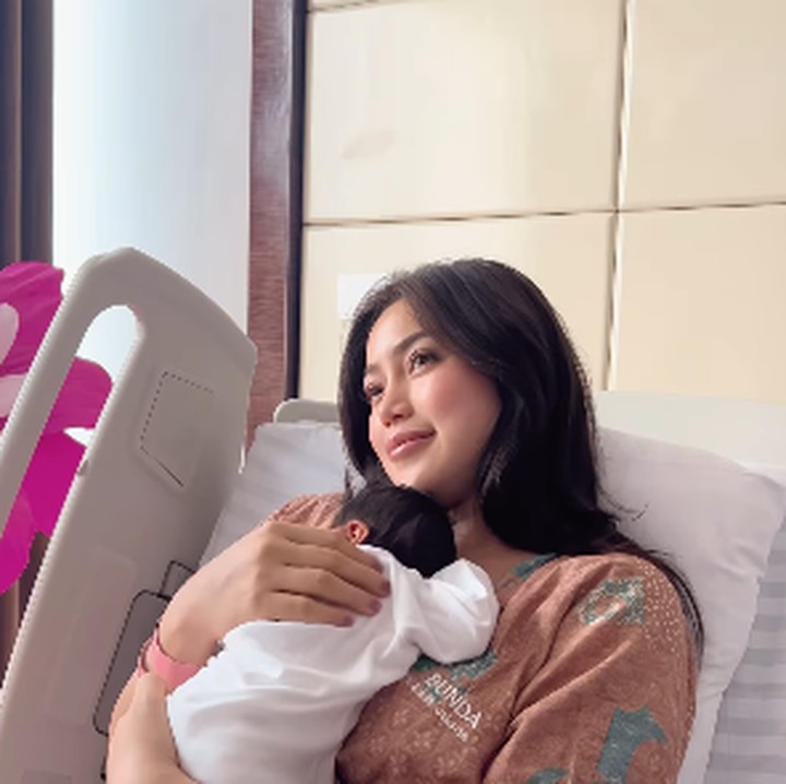 <p>Melalui laman Instagram-nya, Jedar membagikan foto Hagia yang tengah tersenyum. Ia pun meminta doa agar sang putri tumbuh menjadi anak yang sehat dan bahagia. (Foto: Instagram: @inijedar)</p>