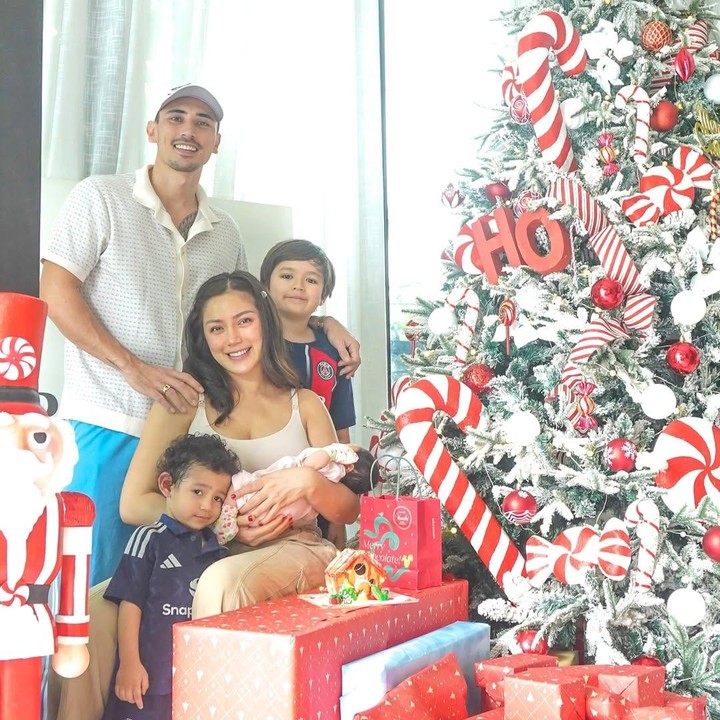 <p>Jessica Iskandar baru melahirkan anak ketiganya yang berjenis kelamin perempuan pada 2 November 2024. Si Kecil pun diberikan nama yang cantik yakni Hagia. (Foto: Instagram: @inijedar)</p>