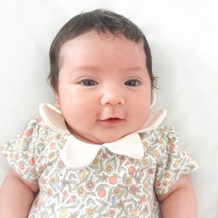 <p>"40 hari sudah kami bersamanya, Hagia. Anak perempuan kami. Doain ya, semoga Hagia selalu sehat, bahagia, dan jadi anak baik berbudi pekerti dan perbuatannya. Salam kenal semuaaaa," tulis Bunda tiga anak itu seraya menyisipkan emotikon hati. (Foto: Instagram: @inijedar)</p>