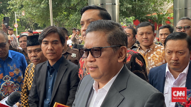 Sekjen PDIP Hasto Kristiyanto tiba di Gedung KPK, Jakarta Selatan untuk menjalani pemeriksaan sebagai tersangka dugaan suap dan perintangan penyidikan.