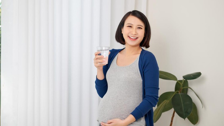 Ilustrasi Ibu Hamil Minum Air Putih