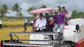 Panen di Banyuasin, Zulhas Tegaskan Gabah Petani Dibeli Bulog Rp6.500