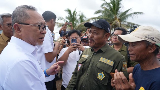 Saat berdialog dengan petani di Banyuasin, Sumsel, Menko Pangan Zulhas janji bakal menyelesaikan masalah pertanian pada 2025 untuk wujudkan swasembada pangan.