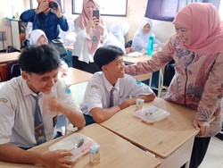 Tinjau Makan Bergizi Gratis di Surabaya, Khofifah Yakin Program MBG Sukses