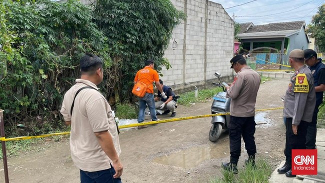 Polisi telah memeriksa empat orang saksi untuk mengusut kasus tewasnya aktor Sandy Permana yang diduga terbunuh ditusuk tetangganya.