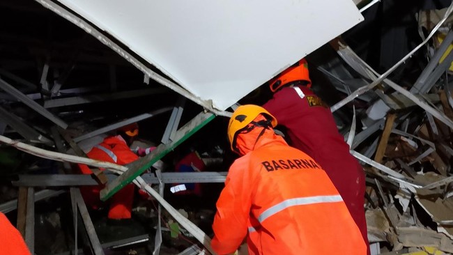 Bencana longsor terjadi di Perumahan Tiban Koperasi, Kota Batam, Kepri, menewaskan empat warga sekitar dan melukai 9 orang lain.