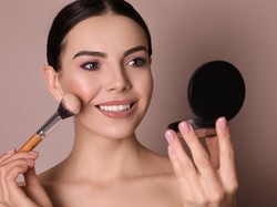 5 Tips Aplikasi Makeup untuk Kulit Kering Agar Tidak Patchy
