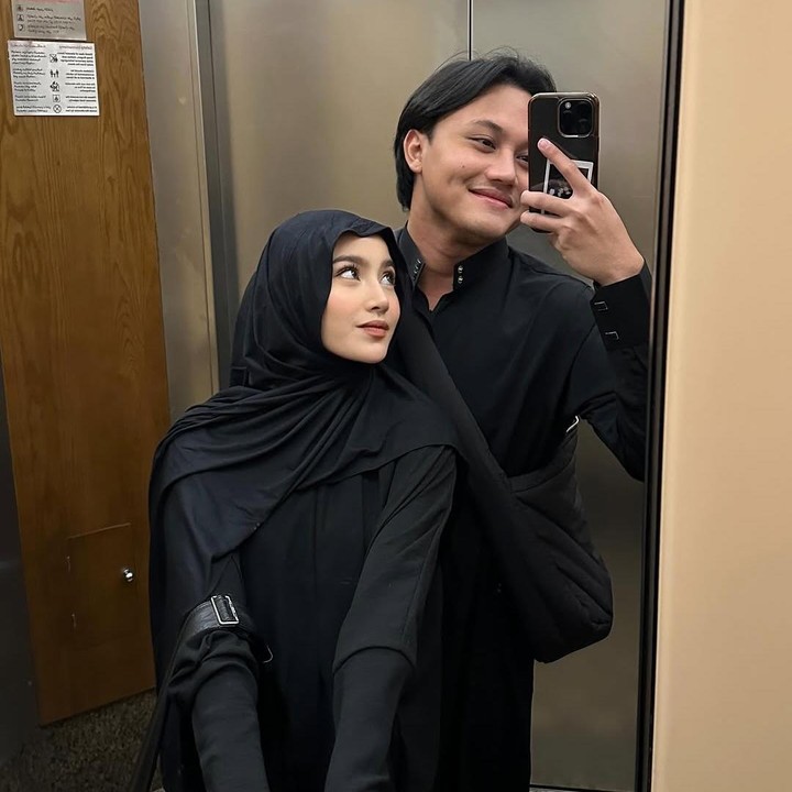 <p>Penyanyi Mahalini saat ini sedang menunaikan ibadah umrah bersama suaminya, Rizky Febian. Perempuan 24 tahun ini menjalankan ibadah umrah saat sedang hamil 7 bulan, Bunda. (Foto: Instagram @rizkyfbian)</p>