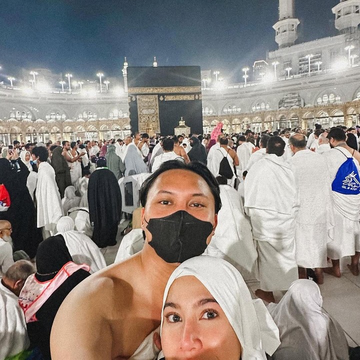 <p>Banyak netizen mengaku ikut senang karena Mahalini bisa ke Tanah Suci bersama suaminya. Tak sedikit yang mendoakan kebaikan untuk penyanyi berdarah Bali ini. "<em>masya Allah</em> bumil tambah cantik bgt. smoga lancar dan khusyuk ibadahnya. Aamiin," tulis akun @si***. "<em>MasyaAllah</em>...semoga selalu didekatkan dengan hal-hal baik dan dijauhkan dari hal-hal buruk," ungkap @in***. (Foto: Instagram @rizkyfbian)</p>