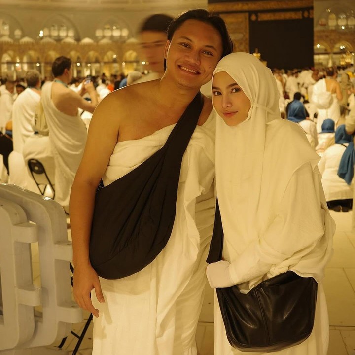 <p>Perjalanan umrah ini tampaknya bagitu berkesan bagi Mahalini dan sang suami. Ini menjadi ibadah ke Tanah Suci yang pertama untuk keduanya setelah menikah. "<em>Alhamdulillah</em>. Pertama kalinya bawa istri untuk ibadah umroh," tulis Rizky Febian. (Foto: Instagram @rizkyfbian)</p>