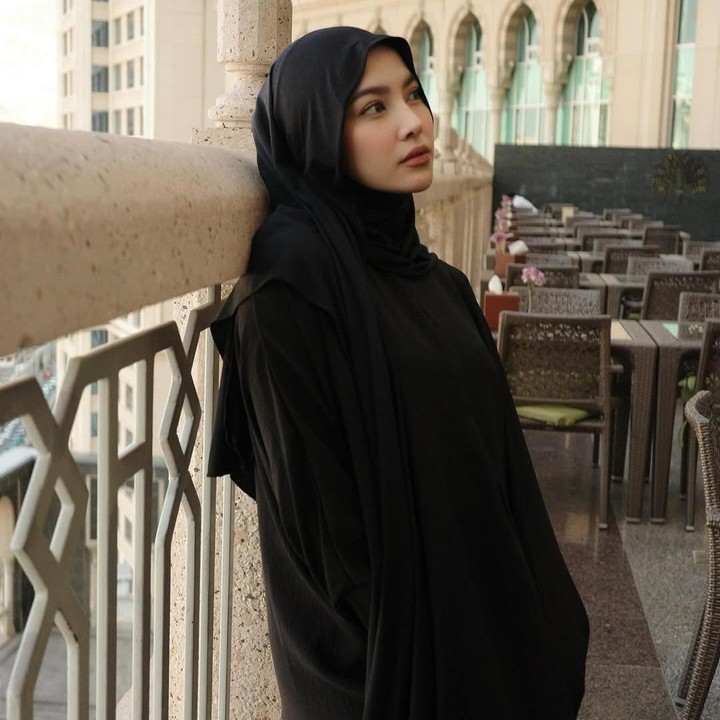 <p>Umrah kali ini juga menjadi yang pertama bagi Mahalini setelah memutuskan masuk Islam sebelum menikah. Potret Mahalini yang mengenakan jilbab untuk pertama kalinya dibagikan ke publik oleh sang suami. (Foto: Instagram @rizkyfbian)</p>