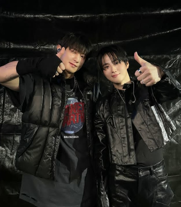 Meski tidak bisa tampil full tim, Suho dan Chanyeol EXO sukses menyapa penggemar dengan lagu ‘The First Snow’. Mereka juga membawakan lagu solo masing-masing dan mengcover lagu ‘Git It Up’ milik H.O.T./ Foto: instagram.com/smtown
