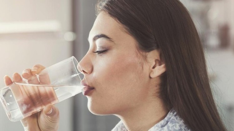 Minum Air Dingin dan Hangat, Mana yang Lebih Cepat Turunkan Berat Badan? Antara air hangat dan dingin, mana ya yang lebih efektif dalam menurunkan berat badan? Bahas di sini yuk Bunda.